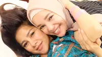 Olla Ramlan dan Dewi Sandra [foto: instagram.com/dewisandra]