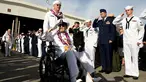 Tentara memberikan hormat kepada veteran perang Pearl Harbor, Robert Coles sebelum upacara peringatan ke-75 tahun pengeboman Pearl Harbor di Honolulu, Hawaii (7/12). (Reuters/Hugh Gentry)