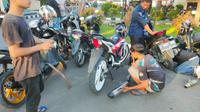 Ratusan sepeda motor berknalpot bising atau brong tengah mengganti knalpot bising dengan knalpot standar di Mapolres Garut, Jawa Barat. (Liputan6.com/Jayadi Supriadin)