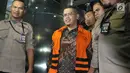 Wakil Ketua Komisi V DPR Fraksi PKS, Yudi Widiana Adia mengenakan rompi oranye usai memenuhi panggilan penyidik KPK, Jakarta, Rabu (19/7). (Liputan6.com/Helmi Afandi)
