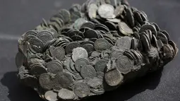 Tumpukan koin yang ditemukan Israel Antiquities Authority ( IAA ) disebuah kapal yang karam, Israel, 16 Mei 2016.Berbagai artefak ditemukan seperti lampu perunggu, patung dewi bulan Luna dll. (REUTERS / Baz Ratner)