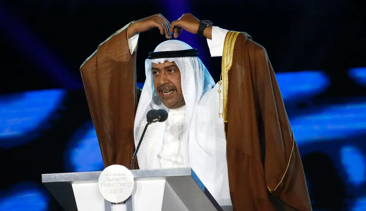 Presiden Dewan Olimpiade Asia (OCA) Sheikh Ahmad Al Fahad Al Sabah memberi sambutan dalam Upacara Penutupan Asian Games 2018 di Stadion Utama GBK, Jakarta, Minggu (2/9). Presiden OCA membuat lambang ungkapan rasa cinta ala Korea. (AP/Dita Alangkara)