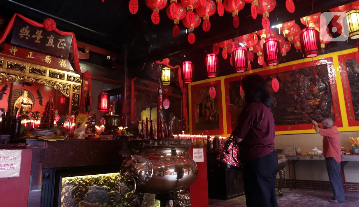 Warga keturunan Tionghoa melaksanakan sembahyang Tahun Baru Imlek 2573 di Vihara Dhanagun, Kota Bogor, Selasa (1/2/2022). Kegiatan ibadah perayaan Imlek di Vihara Dhanagun, Kota Bogor digelar dengan pembatasan umat bersembahyang sebanyak 75 persen. (Liputan6.com/Helmi Fithriansyah)