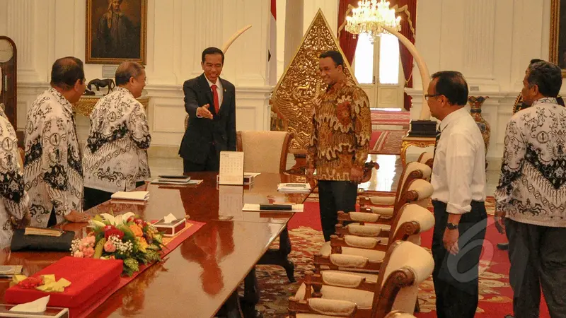 Jokowi Diserbu Para Guru di Istana