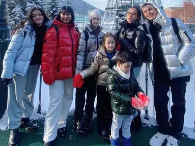 Ussy Sulistiawaty dan Andhika Pratama tampak mengajak kelima anaknya menikmati momen liburan akhir tahun bersama. Keluarga selebriti ini pun tampak tengah berada di Jepang untuk habiskan akhir tahun bersama. (Liputan6.com/IG/@ussypratama)