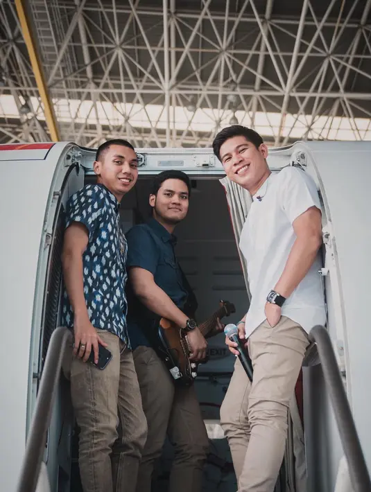 "Mba Mira minta 3 lagu. Minta proses selesai 2 minggu. Jadwal RAN semuanya ketunda. Lagu Selamat Pagi, Gemilang (Krakatau), dan Kulari ke Pantai," ucap Nino. (Foto: instagram.com/ranforyourlife)