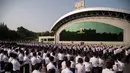 Mahasiswa melakukan longmarch dari Teater Terbuka Taman Pemuda Pyongyang menuju Lapangan Kim Il Sung saat berunjuk rasa di Pyongyang, Korea Utara, Senin (8/6/2020). Mahasiswa mengecam tindakan para pembelot yang mengirim selebaran anti-Pyongyang ke Korea Utara melalui perbatasan. (KIM Won Jin/AFP)