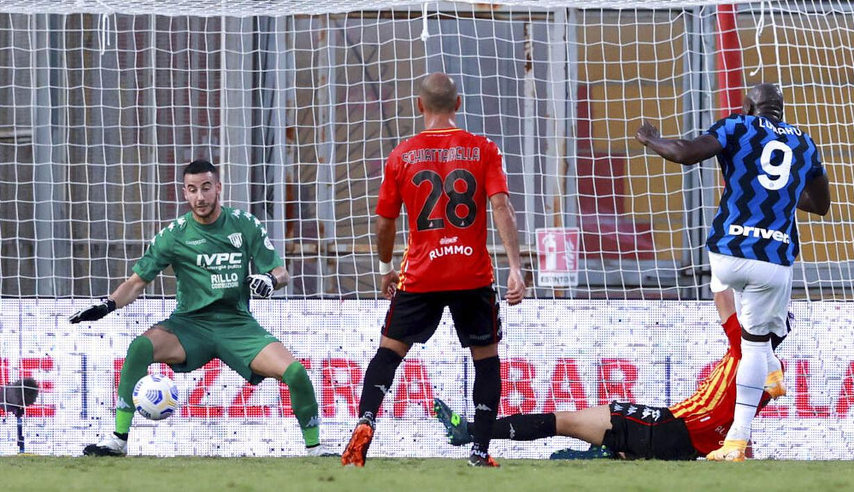 Striker Inter Milan, Romelo Lukaku, mencetak gol ke gawang Benevento pada laga Liga Italia di Stadion Ciro Vigorito, Rabu (30/9/2020). Inter Milan menang dengan skor 5-2. (Alessandro Garofalo/LaPresse via AP)