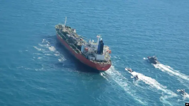 Kapal Hankuk Chemi yang disita dan dikawal ketat oleh dikawal oleh kapal Pengawal Revolusi Iran di Teluk Persia, 4 Januari 2021.