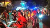 Puluhan warga Desa Kareke, Kecamatan Dompu, Kabupaten Dompu, Nusa Tenggara Barat, memblokir jalan. (Foto: Liputan6.com/Miftahul Yani)