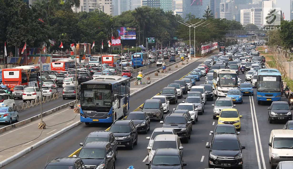 Suasana kemacetan di kawasan Senayan, Jakarta, Sabtu (25/8). Diberlakukannya rekayasa lalu lintas serta tingginya antusias warga menonton Asian Games 2018 menyebabkan kawasan Senayan dan sekitarnya mengalami kemacetan. (Liputan6.com/Immanuel Antonius)