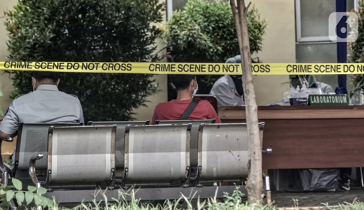 Keluarga korban Sriwijaya Air SJ 182 menunggu untuk melakukan tes usap COVID-19 sebelum memberikan data di Posko Ante Mortem DVI, RS Polri, Jakarta, Minggu (10/1/2020). Keluarga korban mendatangi posko ante mortem untuk memberikan Informasi data primer dan sekunder. (merdeka.com/Iqbal S. Nugroho)