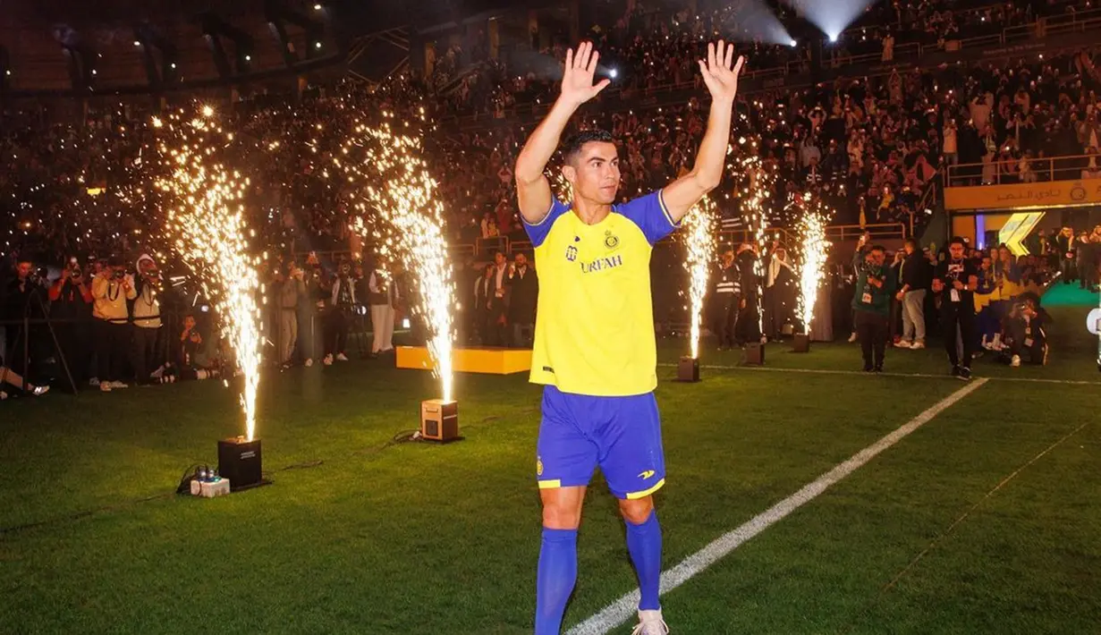 Pemain yang identik dengan selebrasi 'siu' ini disambut sangat meriah oleh Al Nassr. Ronaldo berujar kariernya di Eropa sudah selesai dan ia ingin tantangan baru di Asia. Al Nassr menjadi klub yang bakal merasakan jasa Ronaldo dalam upaya mencari tantangan baru. (Liputan6.com/IG/cristiano)