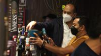 Jajaran Satuan Narkoba Polres Tangerang Selatan menyegel dua tempat hiburan malam karena melanggar aturan. (Istimewa)