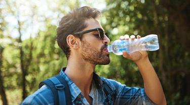 Ilustrasi minum air putih