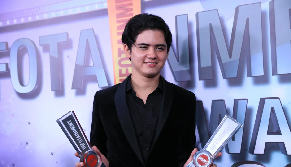 Aliando Syarief usai menerima penghargaan di Infotainment Awards 2017. Acara diselenggarakan di Studio 6 Emtek City, Daan Mogot, pada Selasa 24 Januari 2017 malam. (Adrian Putra/Bintang.com)