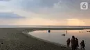Sejumlah pengunjung bermain di Sungai Tamborasi di Desa Tamborasi, Kecamatan Wolo, Kabupaten Kolaka, Sulawesi Tenggara (16/10/2019). Air Sungai Tamborasi berwarna biru dengan rasa tawar dan segar. (Liputan6.com/Nurseffi Dwi Wahyuni)
