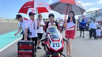 M Kiandra Ramadhipa saat ingin mengikuti Race 2 AP250 ajang ARRC Mandalika 2023. (Iqri Widya/Bola.com)