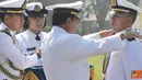 Citizen6, Surabaya: Dalam upacara Prasetya Perwira yang diikuti 1.750 personel di Lapangan Laut Maluku, Kesatrian Bumimoro Kobangdikal, Surabaya, tampak hadiri para petinggi TNI/TNI AL dari Jakarta. (Pengirim: Penkobangdikal)