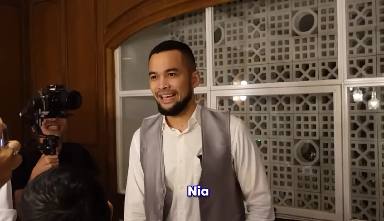 Teuku Wisnu yang datang belakangan juga mendapatkan pertanyaan sama. Ternyata, suami Shireen Sungkar itu juga lupa nama calon istri sahabatnya. "Nia" jawab Teuku Wisnu yang membuat temannya tertawa. Sahrul juga sempat menanyakan kepada Indra Bekti yang pada momen tersebut menjadi pembawa acara. [Youtube/The Bramantyo]