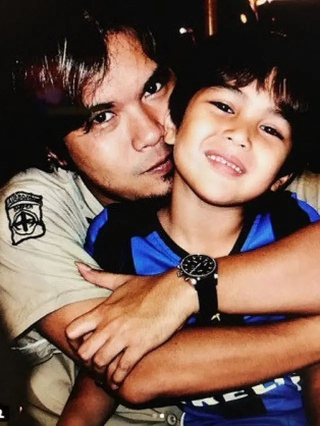 6 Foto Masa Kecil El Rumi Bersama Ahmad Dhani, Penuh Kasih Sayang