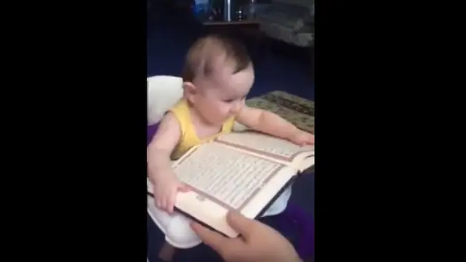 Bayi Ini Menangis Saat Alquran Ditutup dan Diganti Buku Lain