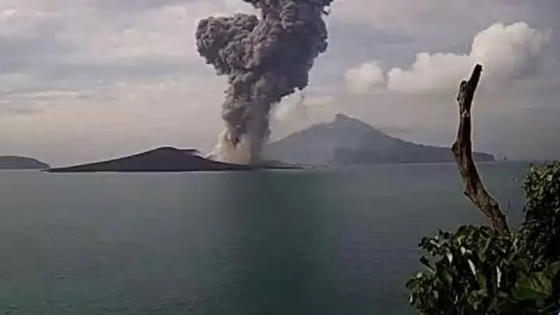 Erupsi Gunung Anak Krakatau.