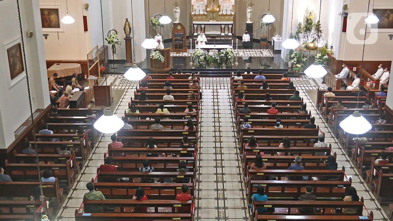 Pelaksanaan Malam Misa Natal di Gereja Katedral Santo Petrus Bandung