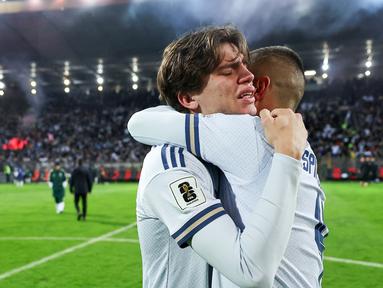 Pemain Italia, Marco Palestra, tak kuasa menahan tangis setelah ditaklukkan Bosnia dan Herzegovina laga final play-off kualifikasi Piala Dunia 2026 zona Eropa di Stadion Bilino Polje, Zenica, Rabu 1 April 2026 dini hari WIB. (AP Photo/Armin Durgut)