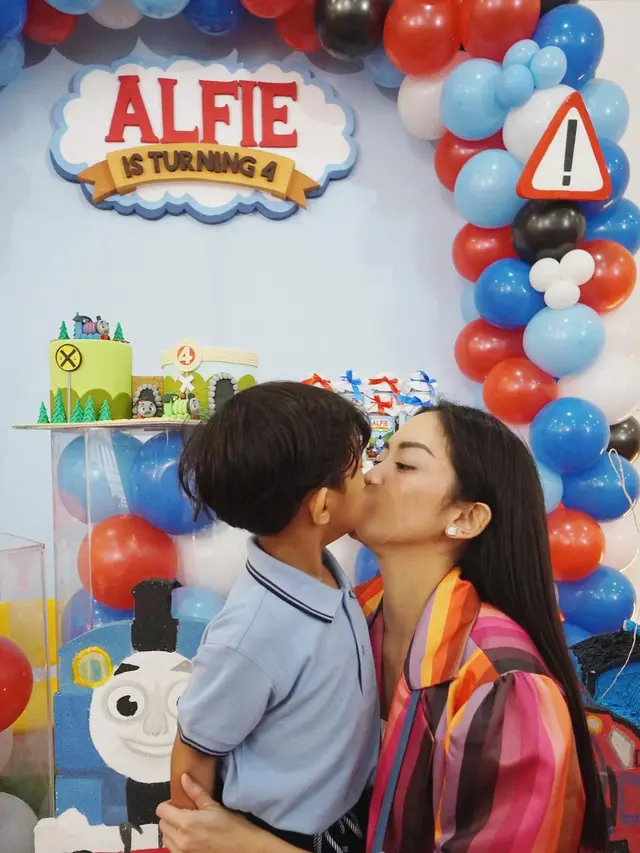 Ririn Dwi Ariyanti rayakan ulang tahun anak ketiga tanpa kehadiran Aldi Bragi