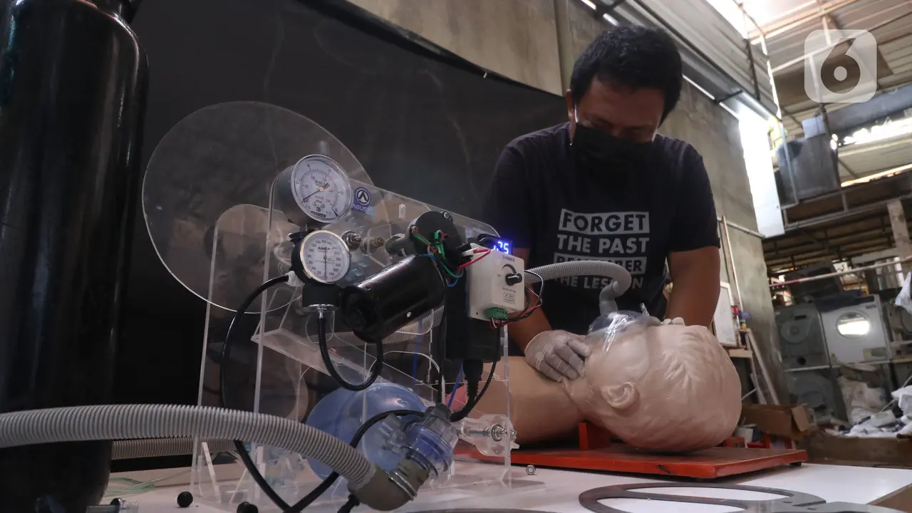 FOTO: Pria Ini Buat Ventilator untuk Pasien COVID-19