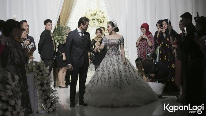 Momen resepsi pernikahan Syahrini dan Reino Barack (Sumber: KapanLagi.com)