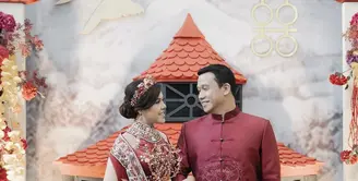 Saat menjalani proses sangjit, Tina Toon dan calon suami kompak mengenakan busana bernuansa maroon yang erat kaitan dengan ciri khas masyarakat Tionghoa. (@tinatoon101)