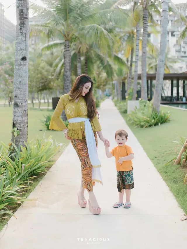 6 Potret Lucio Anak Stefan William Pakai Baju Tradisional Bali, Menggemaskan
