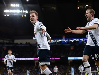 Pemain Spurs, Danish Christian Eriksen (kiri) merayakan gol bersama Harry Kane saat melawan Manchester City pada lanjutan Liga Inggris pekan ke-26 di Stadion Etihad, Minggu (14/2/2016), Spurs menang 2-1. (AFP/Oli Scarff)