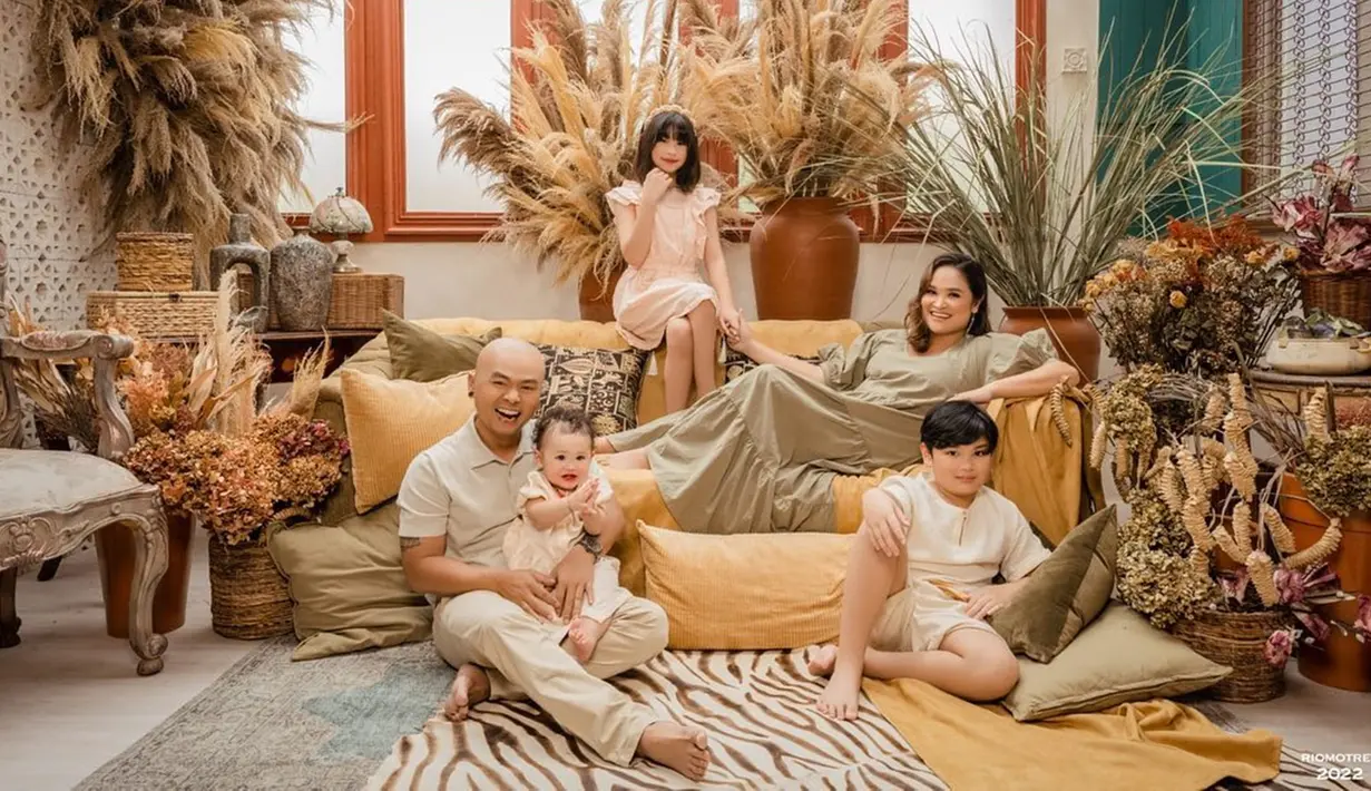 Keceriaan keluarga selebriti ini juga terlihat dalam foto yang diunggah di media sosial. Bahkan, tak sedikit pula netizen yang memuji penampilan anak-anak Wendy Cagur. (Liputan6.com/IG/@riomotret)