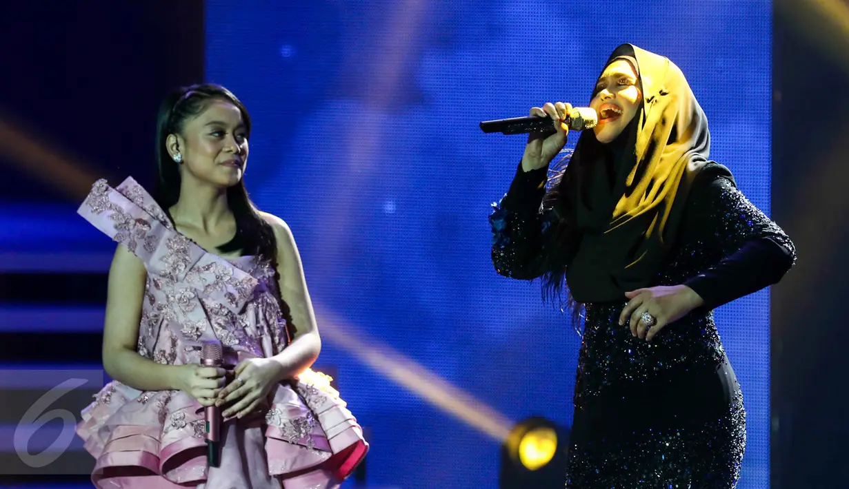 Siti Nurhaliza berduet dengan Lesti D'academy saat mengisi Golden Memories International di Studio Indosiar, Jakarta, Kamis (12/1). Rayakan HUT ke-22, Indosiar hadirkan Siti Nurhaliza di Golden Memories International.(Liputan6.com/Yoppy Renato)
