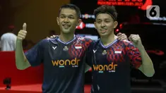 Ganda putra Fajar Alfian/Muhammad Rian Ardianto saat melawan Kittinupong Kedren/Dechapol Puavaranukroh (Thailand) pada babak semifinal Daihatsu Indonesia Masters 2025 di Istora Gelora Bung Karno, Senayan, Jakarta, Sabtu (25/1/2025). (Liputan6.com/Herman Zakharia)