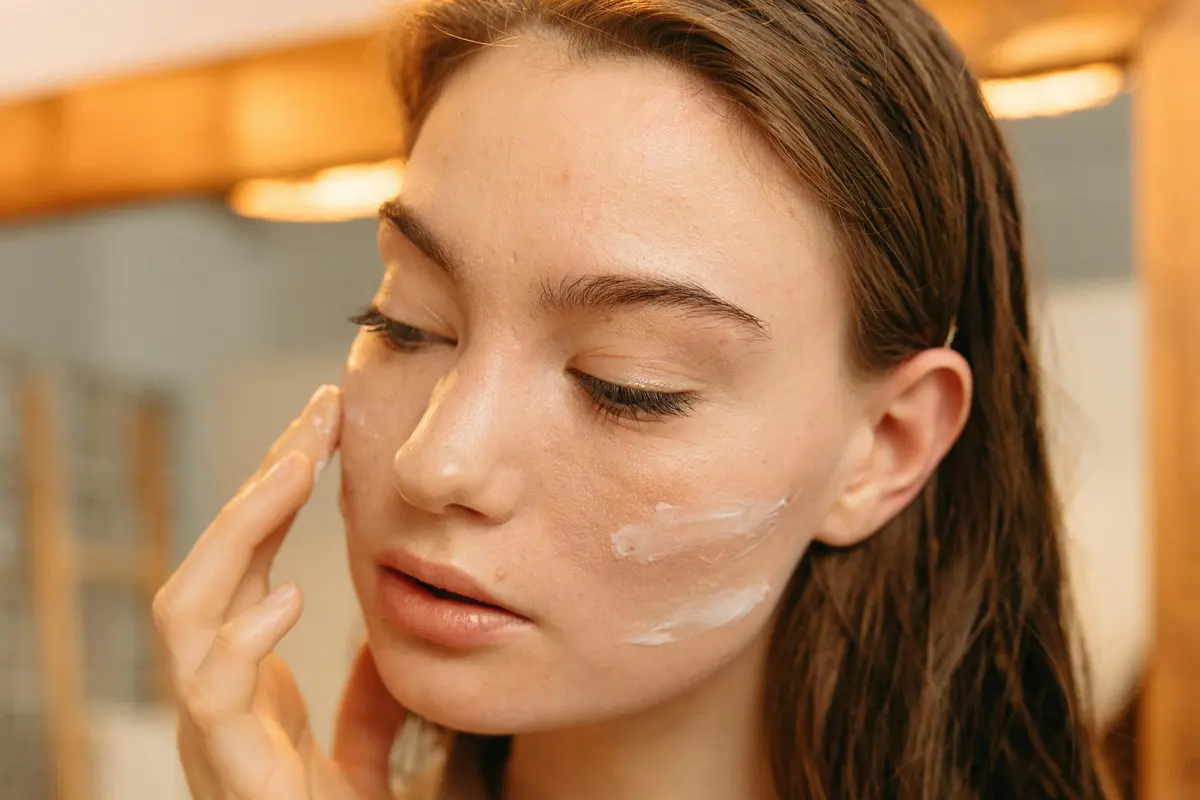 Ilustrasi penggunaan sunscreen