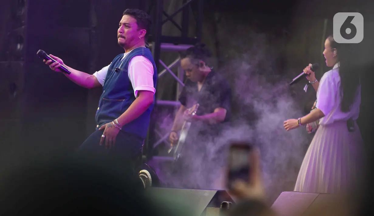 Sal Priadi tampil di panggung utama The Sounds Project sekitar pukul 16.45 WIB. (Liputan6.com/Herman Zakharia)