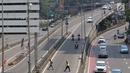 Kendaraan melintas di Jalan Gatot Soebroto di Jakarta, Selasa (1/5). Peringatan Hari Buruh menyebabkan lalu lintas di sejumlah ruas jalan Ibukota menjadi lebih lengang dibanding hari biasa. (Liputan6.com/Immanuel Antonius)