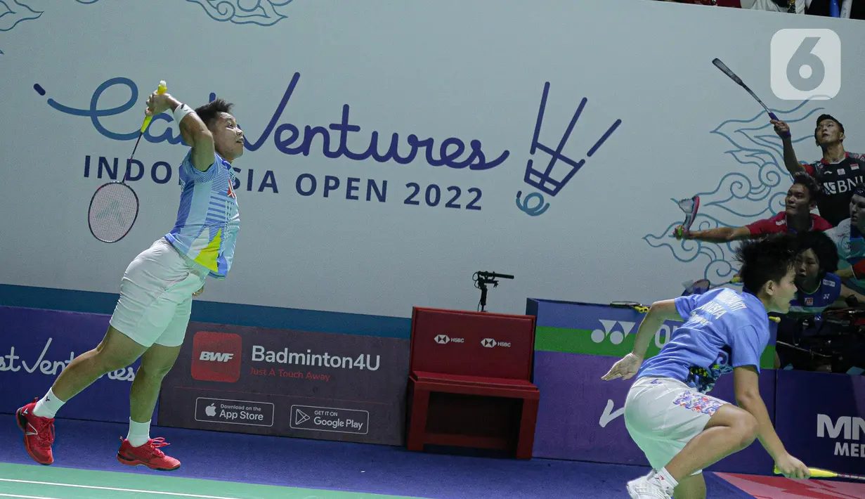 Pebulu tangkis ganda putri Indonesia Apriyani Rahayu dan Siti Fadia Silva Ramadhanti mengembalikan kok ke arah ganda putri China Zhang Shu Xian/Zheng Yu pada babak 16 besar Indonesia Open 2022 di Istora Senayan, Jakarta Pusat, Kamis (16/6/2022). Apriyani/Fadia lolos ke babak perempat final lewat rubber game, 21-16, 16-21 dan 21-18. (Liputan6.com/Faizal Fanani)