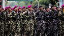 Pasukan TNI menampilkan pertunjukan di depan Istana Merdeka, Jakarta, Rabu (5/10/2022). Kegiatan yang diikuti oleh seluruh kesatuan jajaran TNI ini dalam rangka menyambut HUT ke-77 TNI. (Liputan6.com/Faizal Fanani)