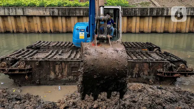 Pengerukan Lumpur Aliran Kali Grogol untuk Antisipasi Banjir
