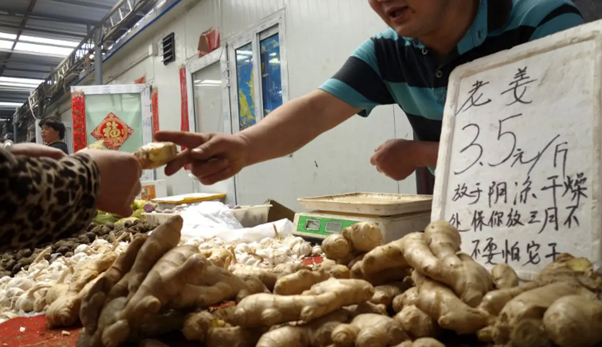 Jahe memiliki efek yang kuat dalam menetralkan bau mulut. Untuk menghilangkan bau mulut, Anda bisa mencampur wedang jahe dengan sedikit air lemon. (AFP PHOTO / WANG ZHAO)