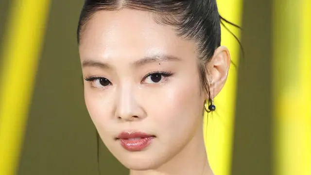 Jennie BLACKPINK Curi Atensi di Chanel Show Paris Fashion Week, Tampil Berani dengan Bra dan Beaded Net Cardigan