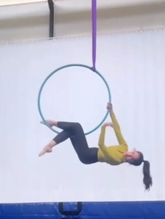 Dalam unggahan di akun Instagram, wanita 41 tahun ini juga beberapa kali terlihat menjajal flying yoga. Tubuhnya pun terlihat begitu fleksibel saat melakukan berbagai gerakan yoga ini. (Liputan6.com/IG/@ussypratama)