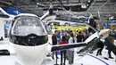 Partisipasi internasional juga mengalami kenaikan sebesar 29 persen dibandingkan edisi sebelumnya. Pengunjung terlihat di samping pesawat Zerog eVTOL model ZG-T6 di stan Zerog selama Aero Asia 2025 di Zhuhai, Provinsi Guangdong, Tiongkok selatan, pada Kamis 27 November 2025. (Hector RETAMAL/AFP)