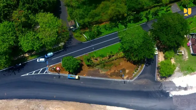 Peningkatan kualitas Jalan Siligita-Apurva Kempinski sepanjang 6,5 km, yang merupakan akses utama menuju pusat konsentrasi kegiatan KTT G20.