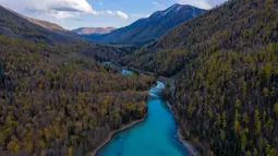 Foto dari udara yang diabadikan pada 28 September 2020 ini menunjukkan pemandangan musim gugur kawasan wisata Kanas di Altay, Daerah Otonom Uighur Xinjiang, China barat laut. (Xinhua/Sadat)